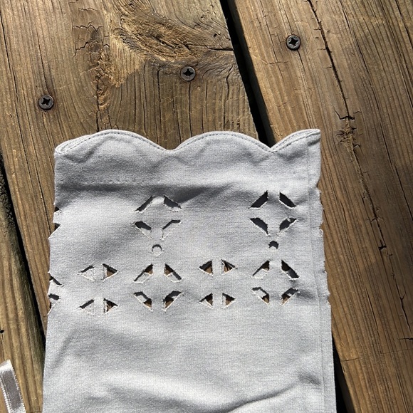 Gray scalloped capris - Picture 2 of 7